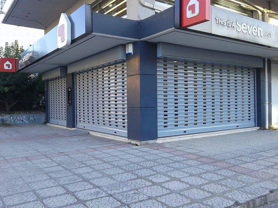 Εξωτερικά διάτρητα ρολά για κατάστημα — Κατάστημα Seven, φωτογραφία 4