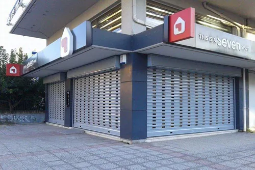 Εξωτερικά διάτρητα ρολά για κατάστημα
