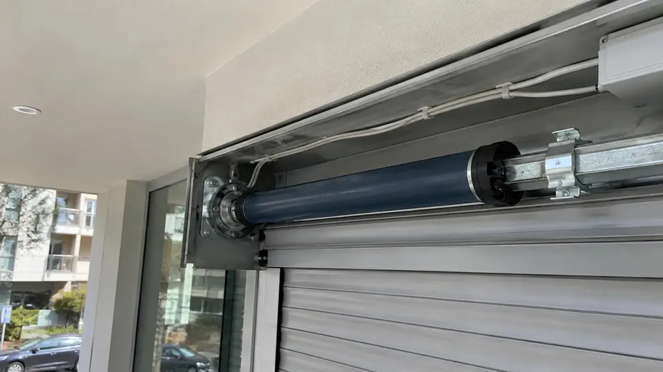 Ηλεκτρικό μοτέρ τοποθετημένο στον άξονα ρολού