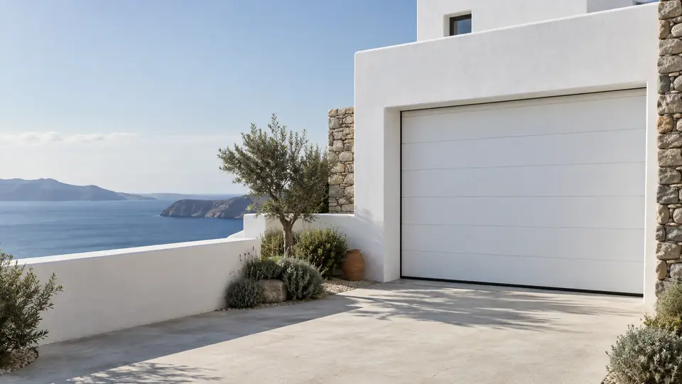 Λευκή γκαραζόπορτα σε σπίτι στις Κυκλάδες