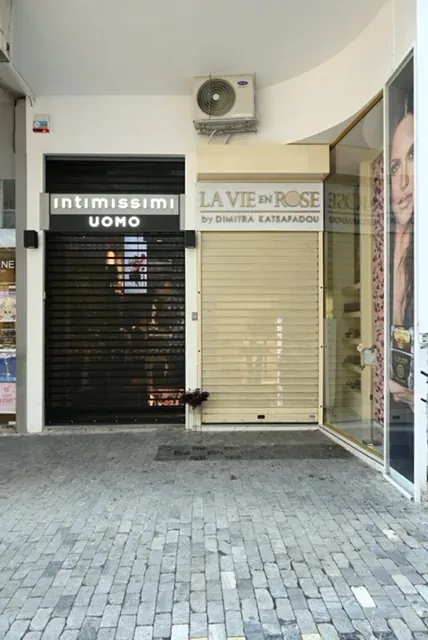 Ρολά σε καταστήματα Intimissimi και La Vie en Rose
