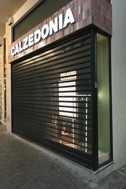 Μεταλλικό ρολό σε κατάστημα Calzedonia