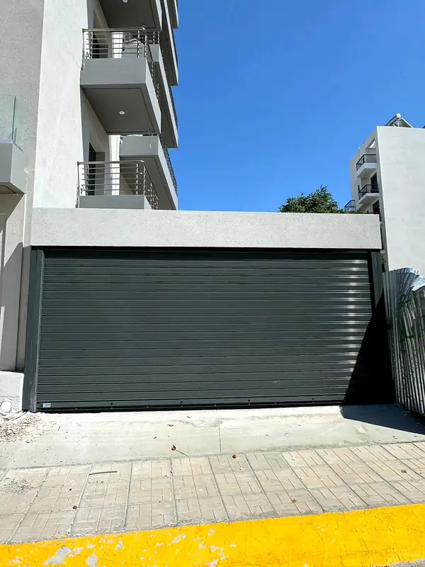 Ανθρακί γκαραζόπορτα ρολό σε νεόδμητη πολυκατοικία