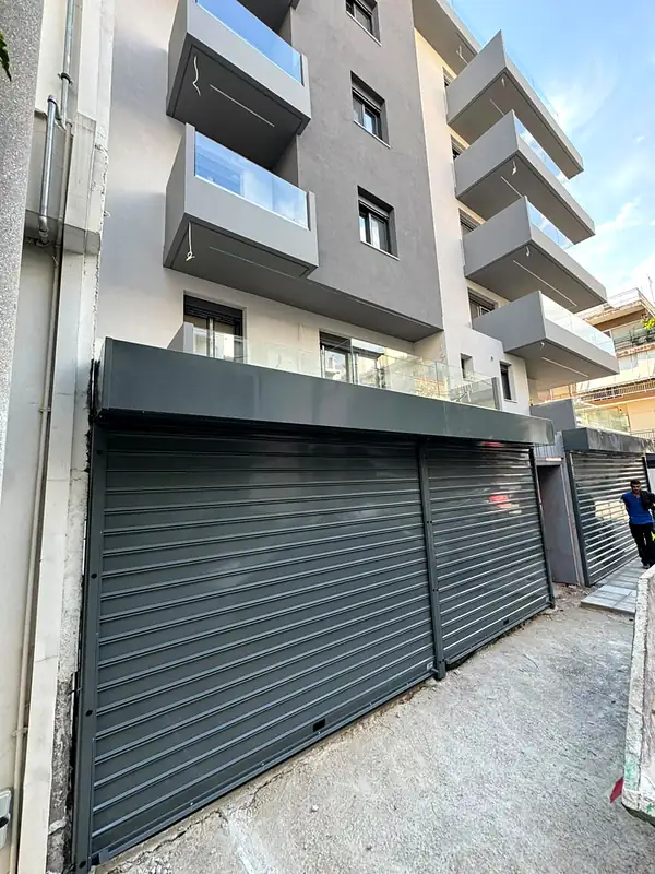 Ανθρακί γκαραζόπορτες ρολό στο ισόγειο πολυκατοικίας