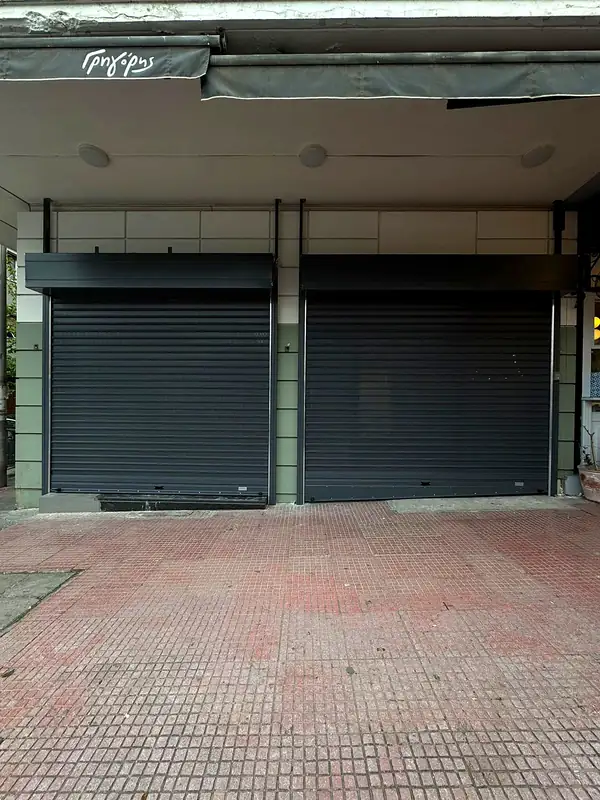 Δύο ανθρακί ρολά ασφαλείας σε στοά καταστημάτων