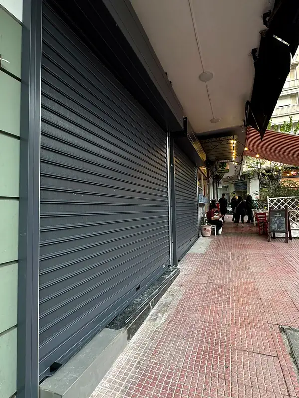 Ανθρακί ρολά σε στοά καταστημάτων