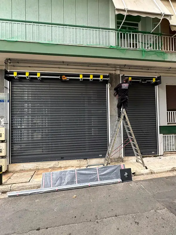Ανθρακί ρολά καταστήματος στην τοποθέτηση