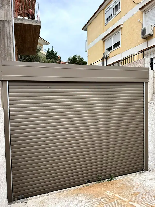 Μπρονζέ γκαραζόπορτα ρολό σε μονοκατοικία