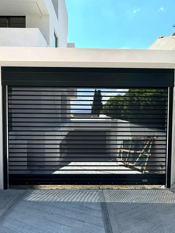 Διάτρητη γκαραζόπορτα ρολό σε κατοικία, μπροστινή όψη