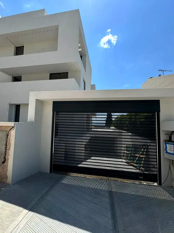 Διάτρητη γκαραζόπορτα ρολό σε μονοκατοικία