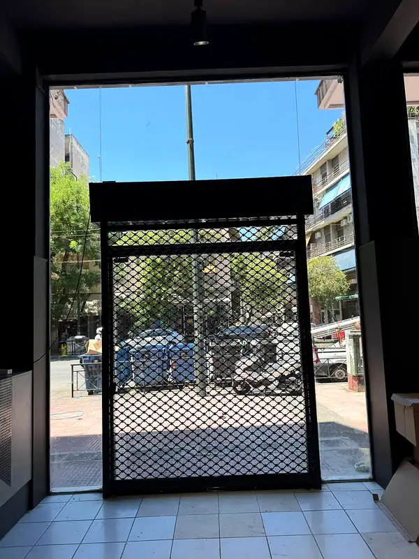 Δικτυωτή πόρτα ασφαλείας σε είσοδο