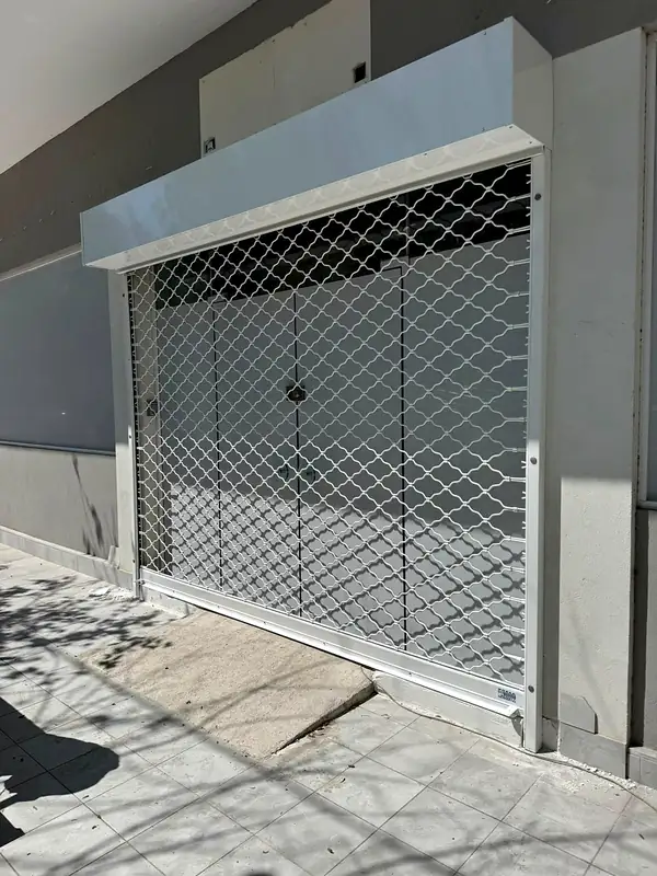 Δικτυωτό ρολό ασφαλείας σε είσοδο