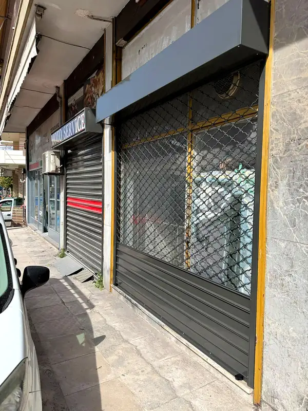 Δικτυωτό ρολό σε πρόσοψη καταστήματος