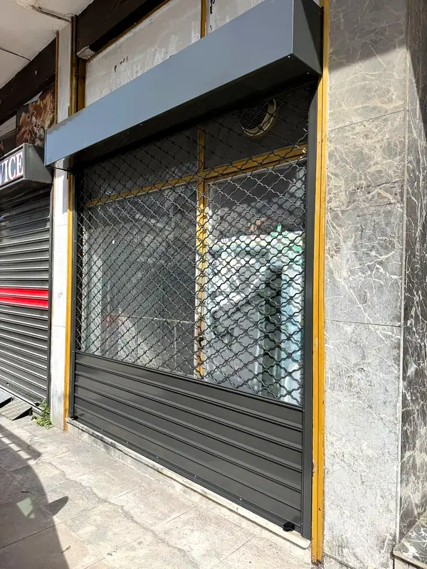 Δικτυωτό ρολό σε κατάστημα