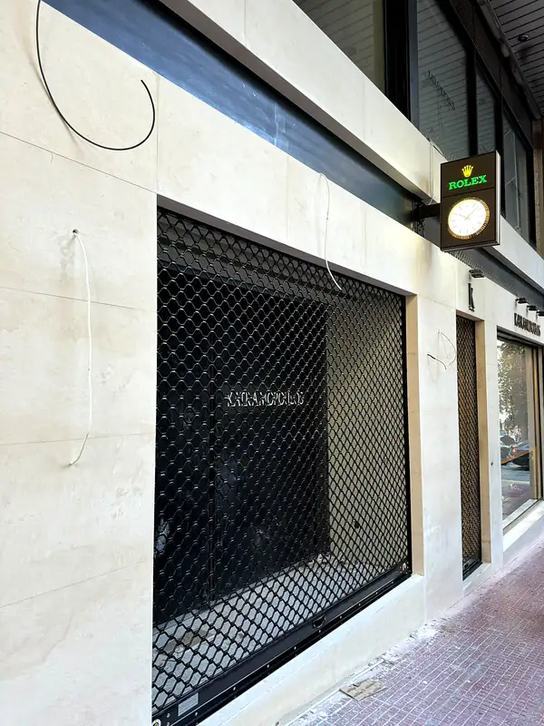 Μαύρο δικτυωτό ρολό σε βιτρίνα κοσμηματοπωλείου