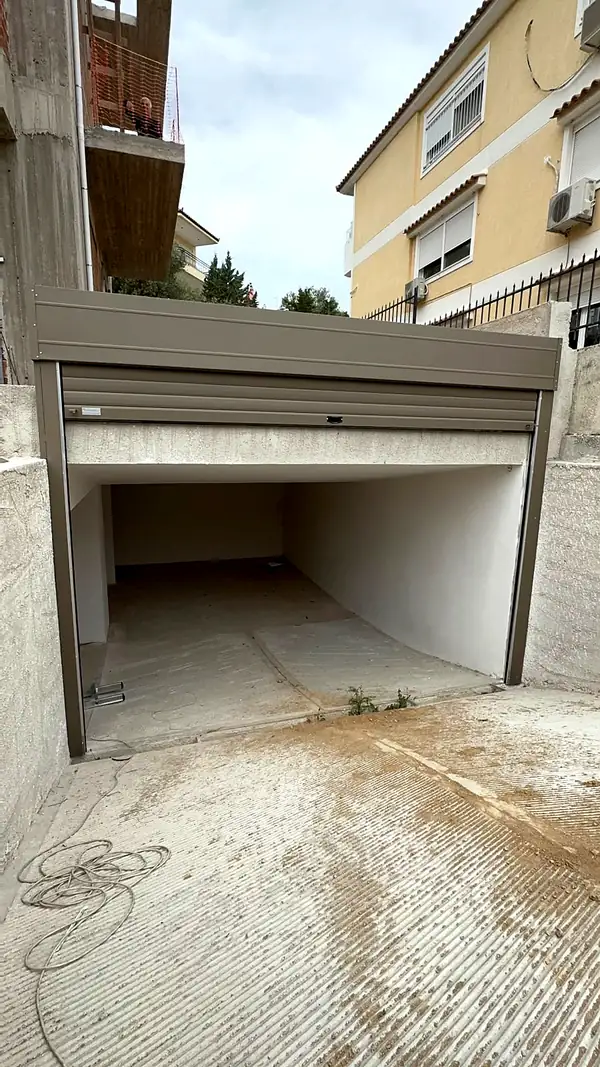 Είσοδος γκαράζ πολυκατοικίας με γκαραζόπορτα ρολό