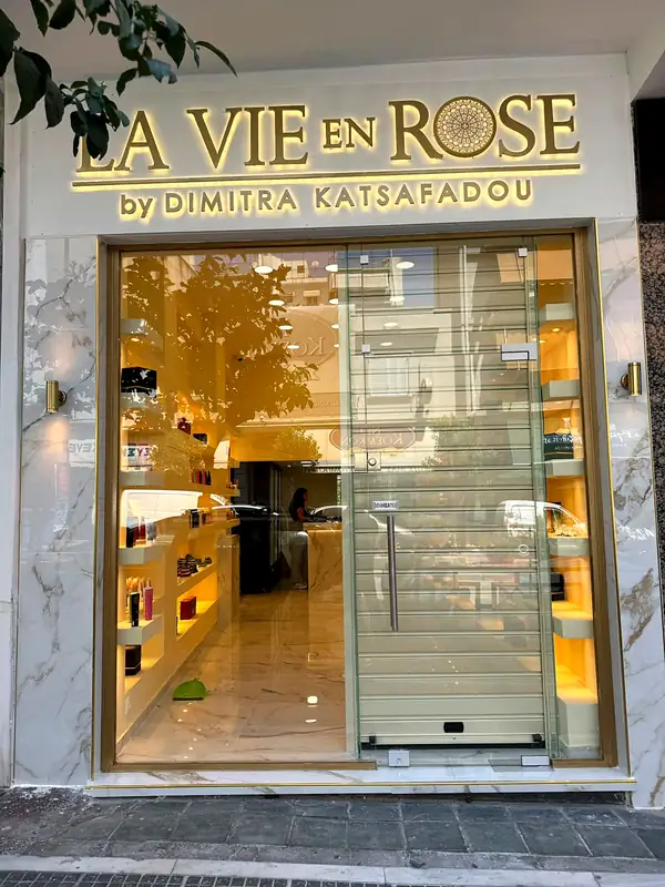 Είσοδος καταστήματος La Vie en Rose με κρυφό ρολό ασφαλείας