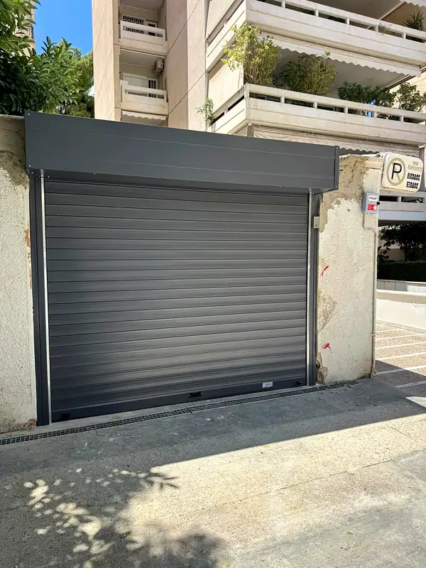 Ανθρακί γκαραζόπορτα ρολό σε πολυκατοικία