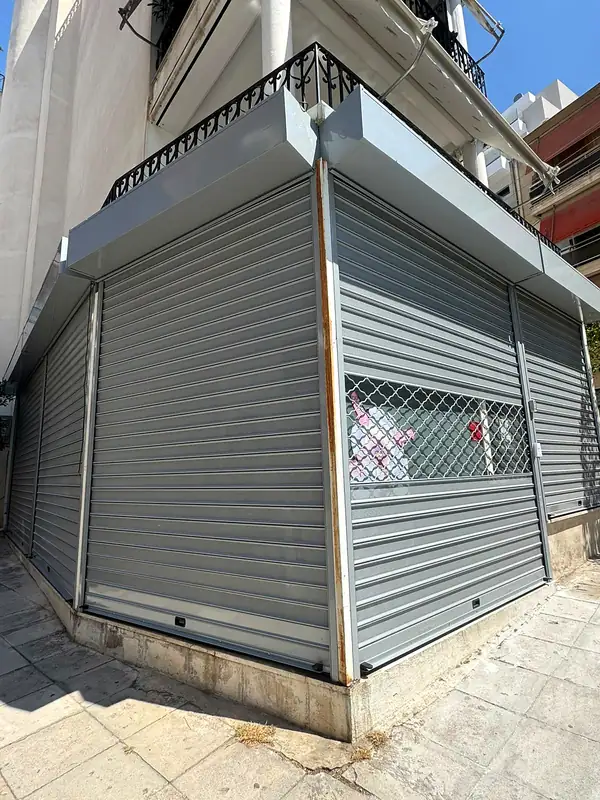 Γκρι ρολά σε γωνιακό κατάστημα