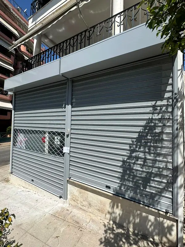 Γκρι ρολά καταστήματος με δικτυωτό τμήμα