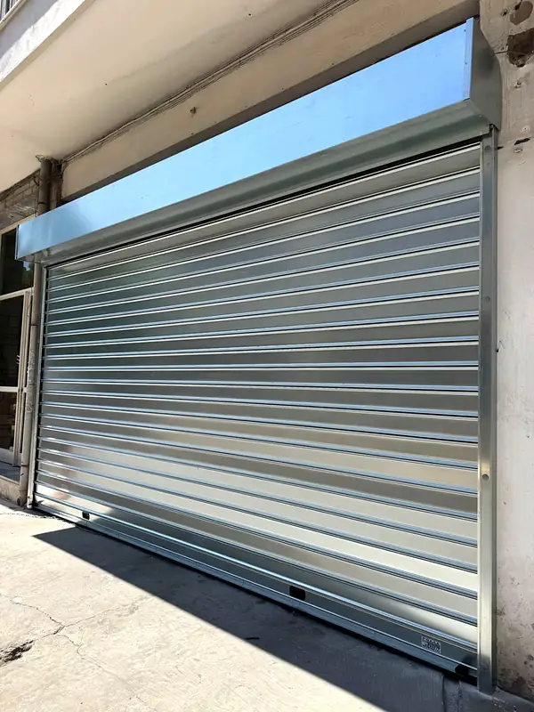 Γκρι ρολό ασφαλείας σε κατάστημα
