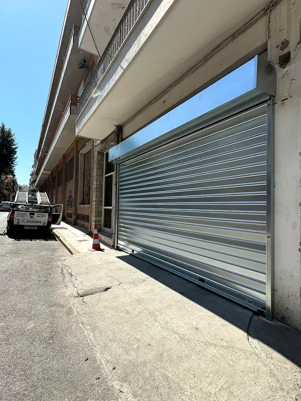 Γκρι ρολό σε μακριά πρόσοψη καταστήματος