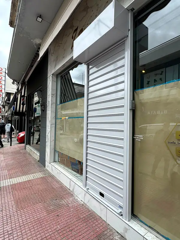 Λευκό ρολό σε κατάστημα με βιτρίνα
