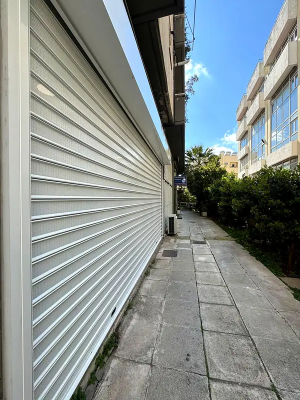 Λευκό ρολό σε μακριά πρόσοψη καταστήματος
