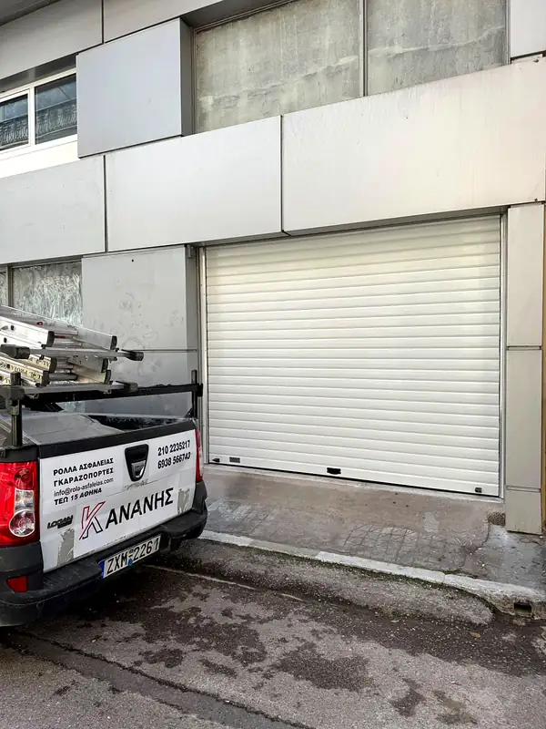 Λευκό ρολό με το όχημα της Κανάνης