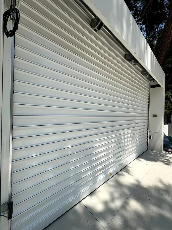 Λευκό ρολό σε μεγάλο άνοιγμα