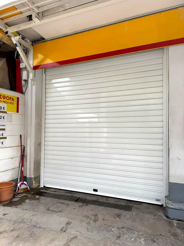 Λευκό ρολό σε πρατήριο καυσίμων Shell