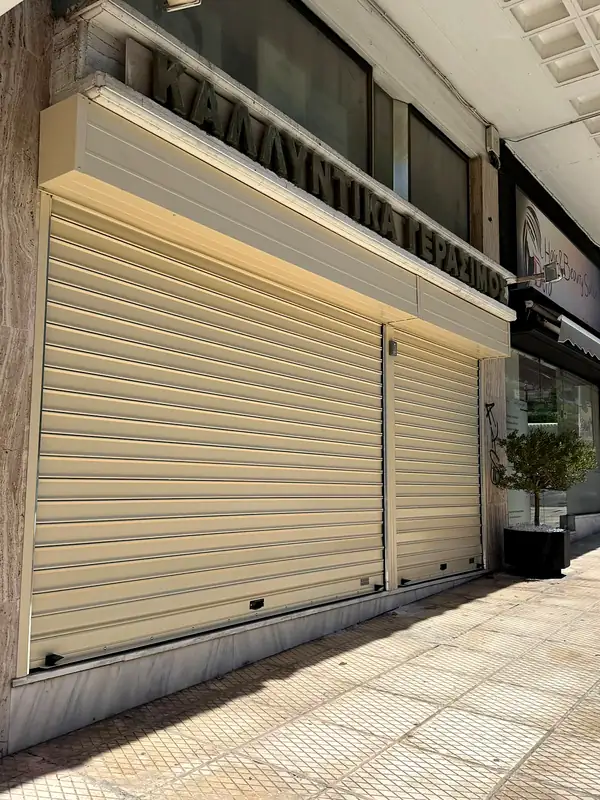 Μπεζ ρολά σε πρόσοψη καταστήματος