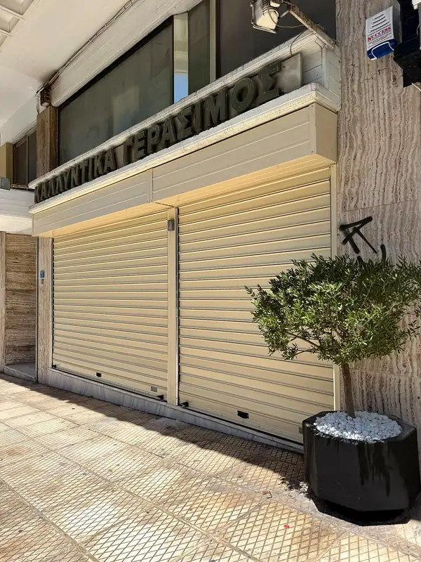 Μπεζ ρολά σε κατάστημα