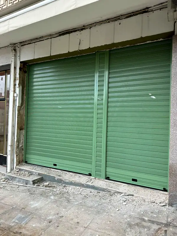 Πράσινο ρολό ασφαλείας σε κατάστημα
