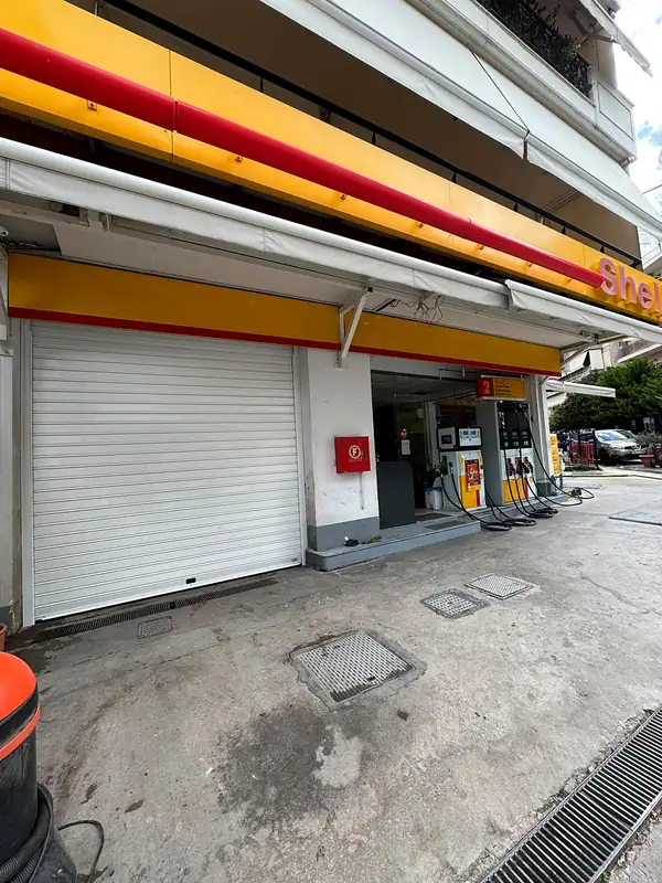 Ρολά σε πρατήριο καυσίμων Shell