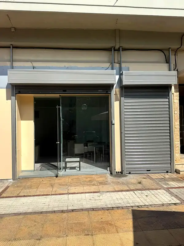 Ρολό καταστήματος σε νεόδμητο κτίριο