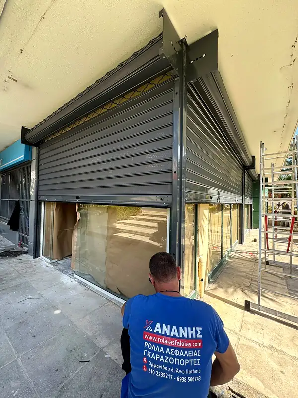 Τεχνικός της Κανάνης σε ρολό καταστήματος