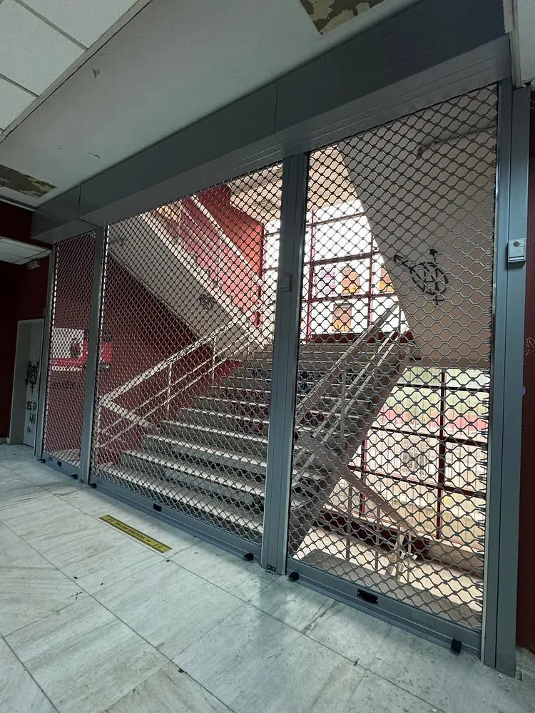 Δικτυωτά ρολά για κλιμακοστάσιο πολυκατοικίας — Προστασία κοινόχρηστου κλιμακοστασίου, φωτογραφία 2