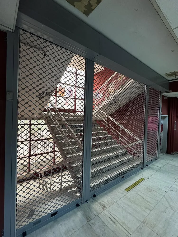 Δικτυωτά ρολά για κλιμακοστάσιο πολυκατοικίας
