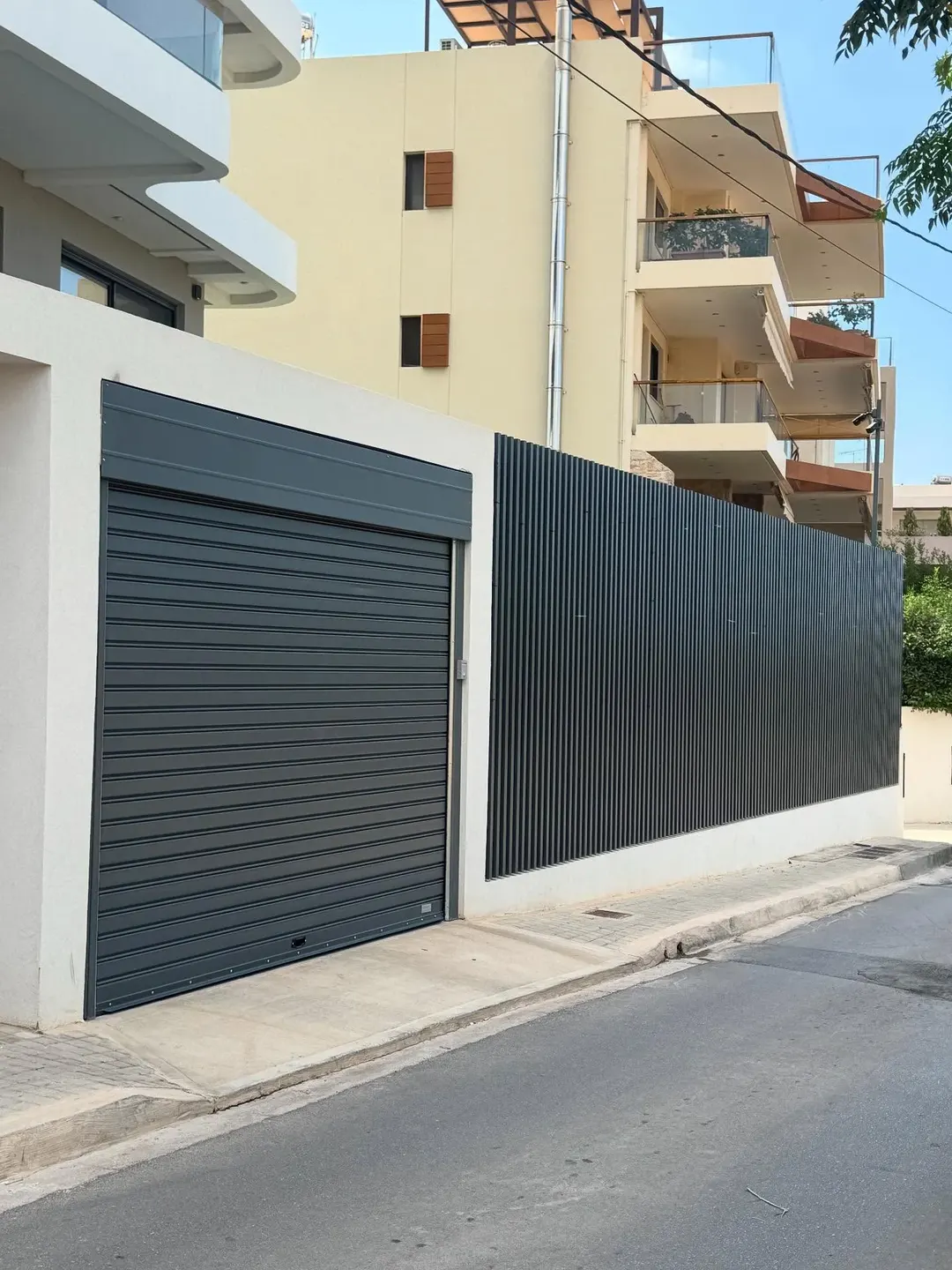 Ρολό εισόδου για πολυκατοικία — Σύγχρονη πολυκατοικία, φωτογραφία 2