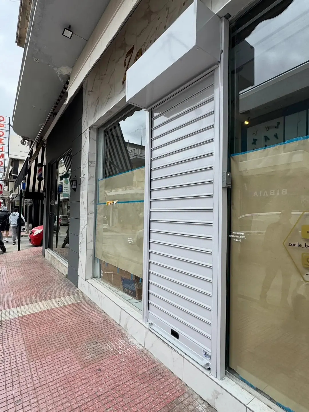 Ρολά για κατάστημα με γυάλινη βιτρίνα — Κατάστημα με γυάλινη βιτρίνα, φωτογραφία 2