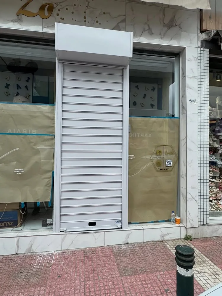 Ρολά για κατάστημα με γυάλινη βιτρίνα