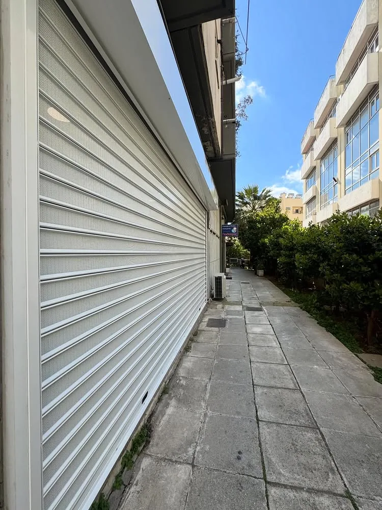 Μεταλλικά ρολά για μεγάλη εμπορική πρόσοψη — Μεγάλη εμπορική πρόσοψη, φωτογραφία 2