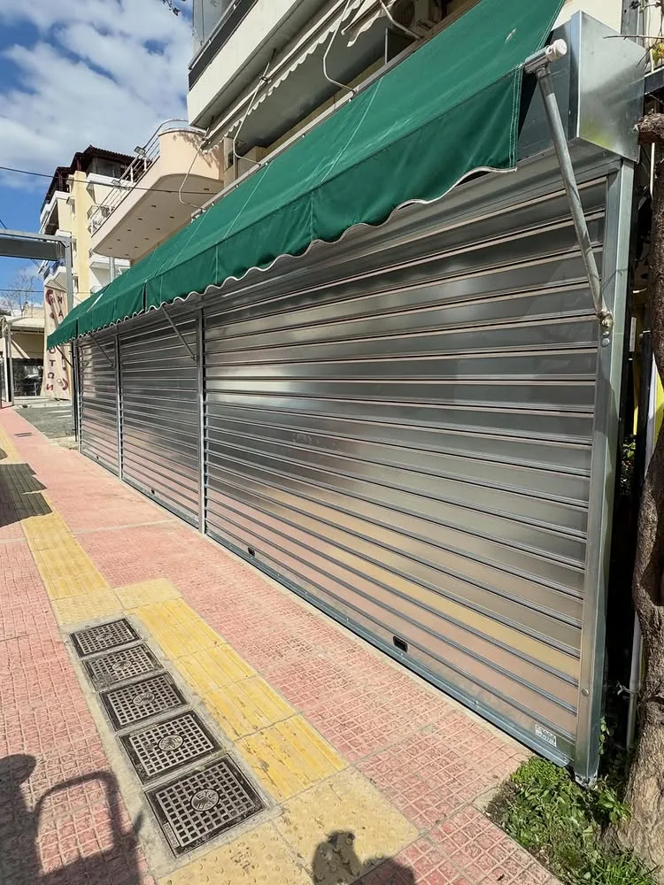 Μεταλλικά ρολά για μεγάλη εμπορική πρόσοψη — Μεγάλη εμπορική πρόσοψη, φωτογραφία 3