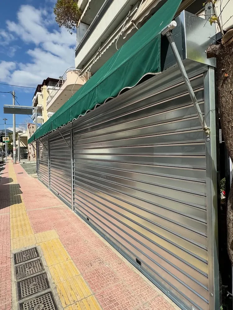 Μεταλλικά ρολά για μεγάλη εμπορική πρόσοψη
